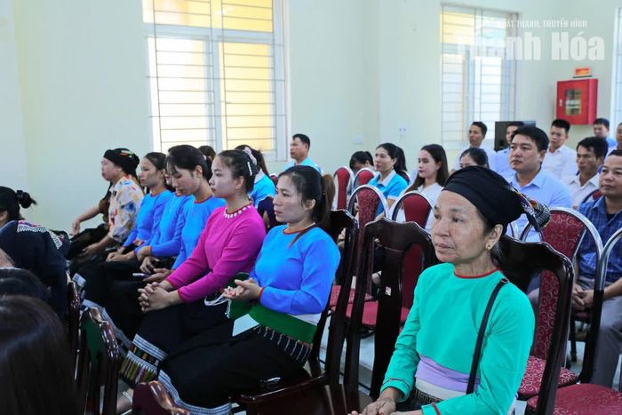 Cử tri xã Yên Nhân và Bát Mọt dự hội nghị.