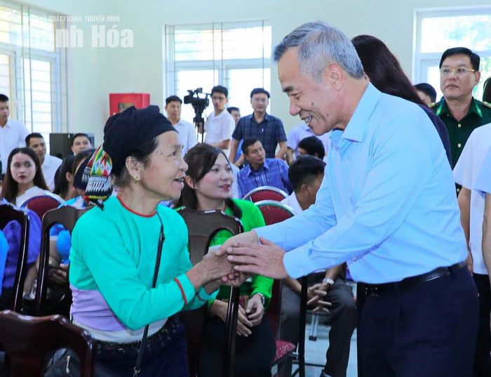 Bí thư Tỉnh ủy, Trưởng Đoàn ĐBQH tỉnh Lê Đức Thái với cử tri xã Bát Mọt.