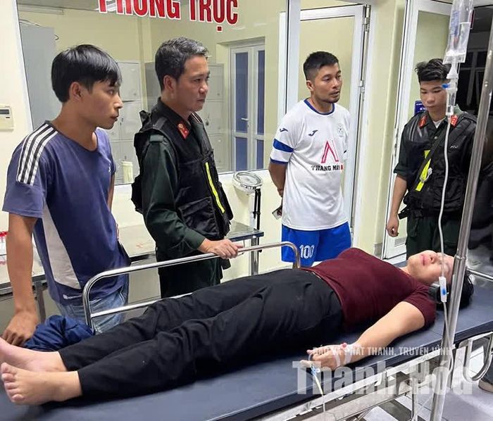 Lực lượng Cảnh sát cơ động phát hiện, hỗ trợ chị Dương Thị Huấn bị tai nạn, đưa đi cấp cứu.