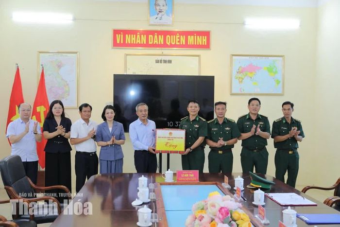 Bí thư Tỉnh ủy Lê Đức Thái tặng quà cho Đồn Biên phòng Bát Mọt.