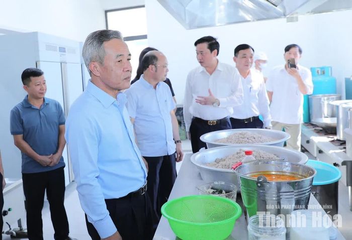 Bí thư Tỉnh ủy Lê Đức Thái kiểm tra khu chế biến thực phẩm các suất ăn cho học sinh.
