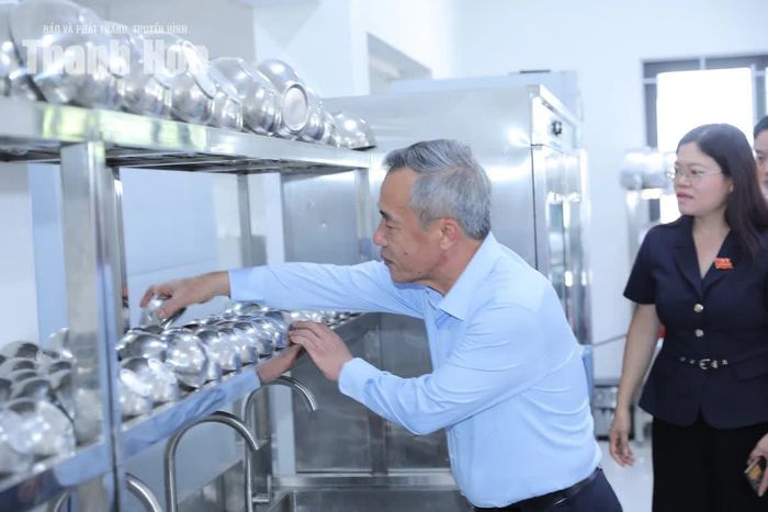 Bí thư Tỉnh ủy Lê Đức Thái kiểm tra công tác vệ sinh an toàn thực phẩm tại khu nhà ăn.