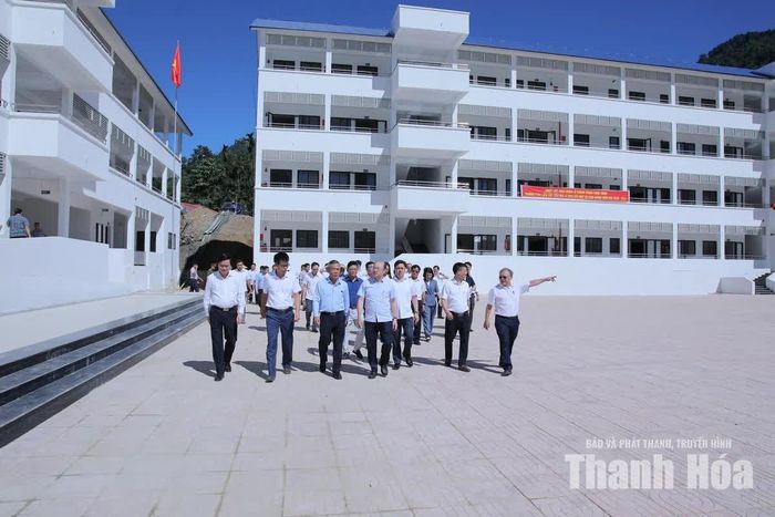 Bí thư Tỉnh ủy Lê Đức Thái kiểm tra khuôn viên nhà trường.