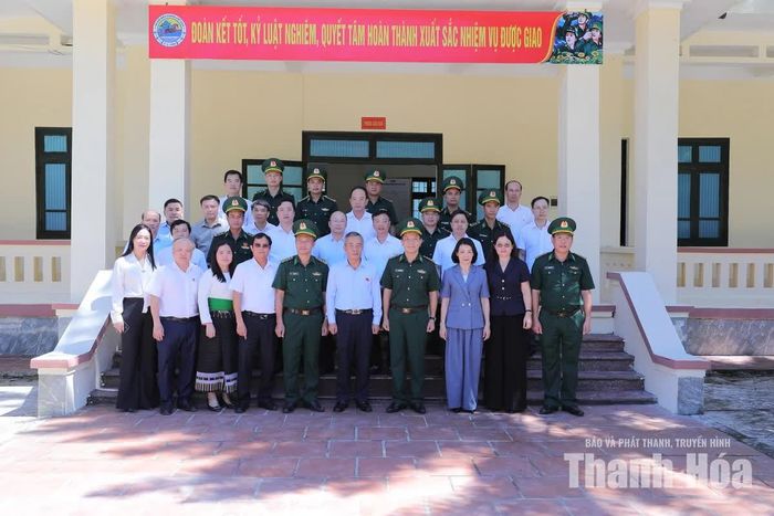 Bí thư Tỉnh ủy Lê Đức Thái và các đại biểu chụp ảnh lưu niệm với cán bộ, chiến sĩ Đồn biên phòng Bát Mọt.