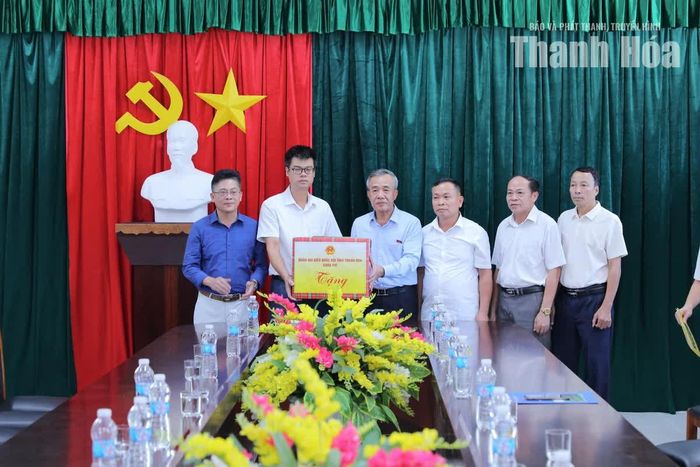 Bí thư Tỉnh ủy Lê Đức Thái tặng quà cho nhà trường.