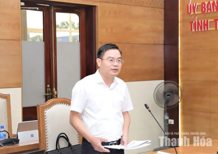 Giám đốc Sở Xây dựng Hoàng Văn Đồng báo cáo nội dung liên quan tại hội nghị.