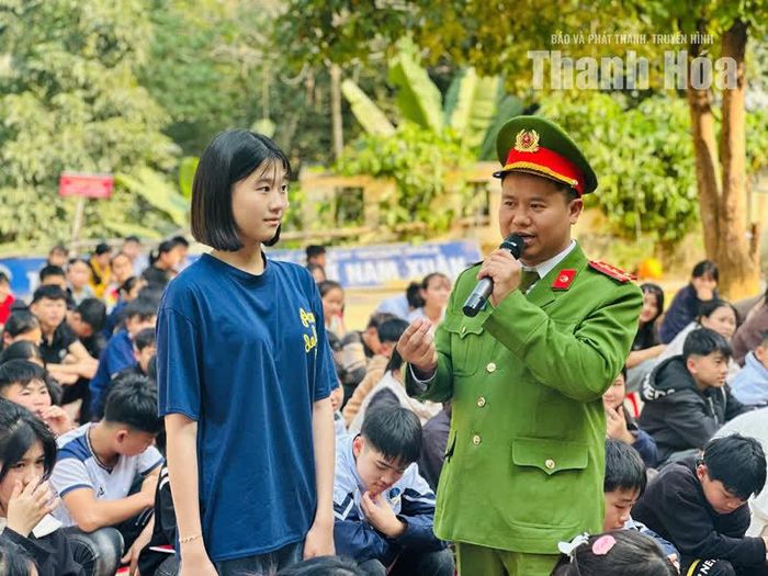 Công an xã Nam Xuân tuyên truyền, phổ biến pháp luật về phòng, chống ma túy, giúp học sinh nâng cao nhận thức và chủ động phòng tránh.