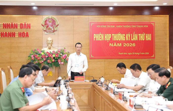 Chủ tịch UBND tỉnh Tô Anh Dũng chủ trì phiên họp.