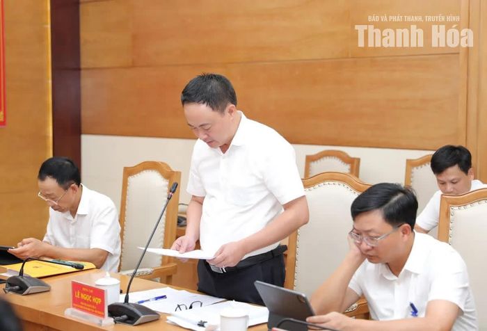 Giám đốc Sở Nội vụ Lê Ngọc Hợp thông qua danh sách khen thưởng.