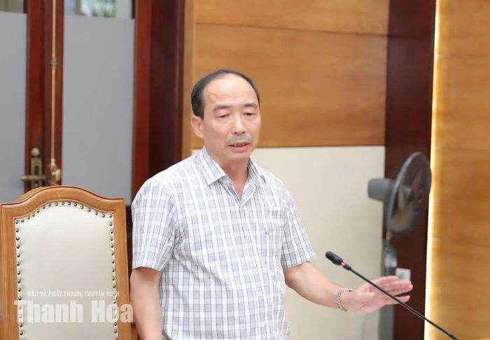 Phó Chủ tịch Thường trực HĐND tỉnh Lê Tiến Lam phát biểu tại phiên họp.