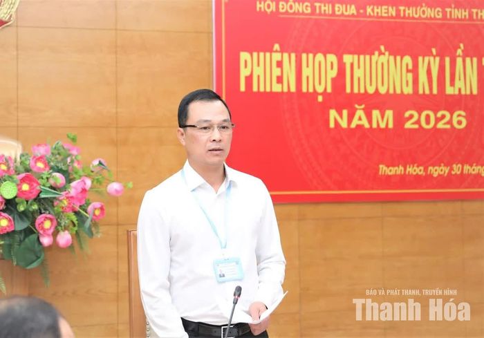 Chủ tịch UBND tỉnh Tô Anh Dũng phát biểu tại phiên họp.