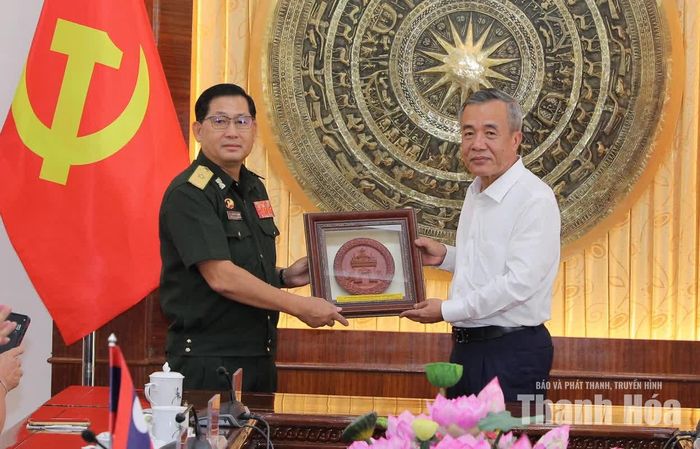 Thiếu tướng Ủn-Khăm Si-Vẻn-Vông-Sắc, Tư lệnh Bộ đội Biên phòng, Quân đội Nhân dân Lào trao quà lưu niệm cho Bí thư Tỉnh ủy Lê Đức Thái.