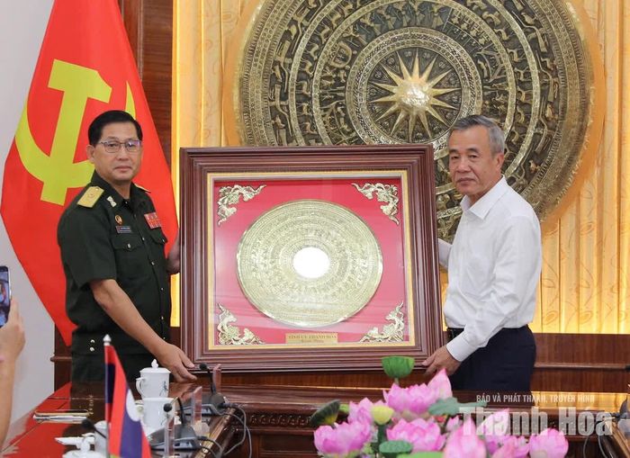 Bí thư Tỉnh ủy Lê Đức Thái trao quà lưu niệm cho Thiếu tướng Ủn-Khăm Si-Vẻn-Vông-Sắc, Tư lệnh Bộ đội Biên phòng, Quân đội Nhân dân Lào.