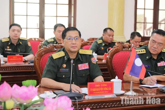 Thiếu tướng Ủn-Khăm Si-Vẻn-Vông-Sắc, Tư lệnh Bộ đội Biên phòng, Quân đội Nhân dân Lào phát biểu tại buổi tiếp và làm việc.