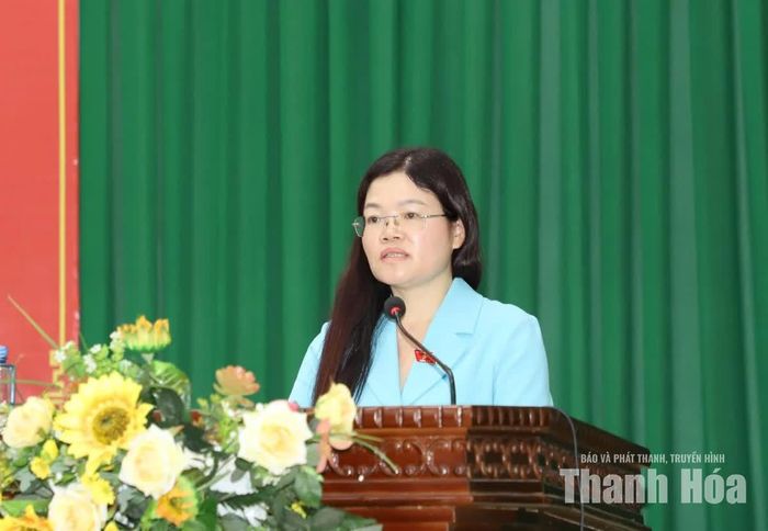 Đại biểu Lương Thị Hoa phát biểu tiếp thu ý kiến kiến nghị của cử tri xã Thắng Lợi.