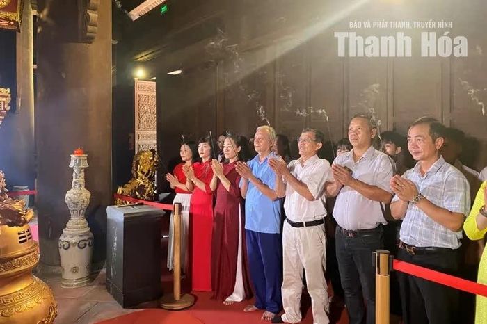Du khách dâng hương tưởng nhớ vua Lê Thái Tổ trong Chính điện Lam Kinh