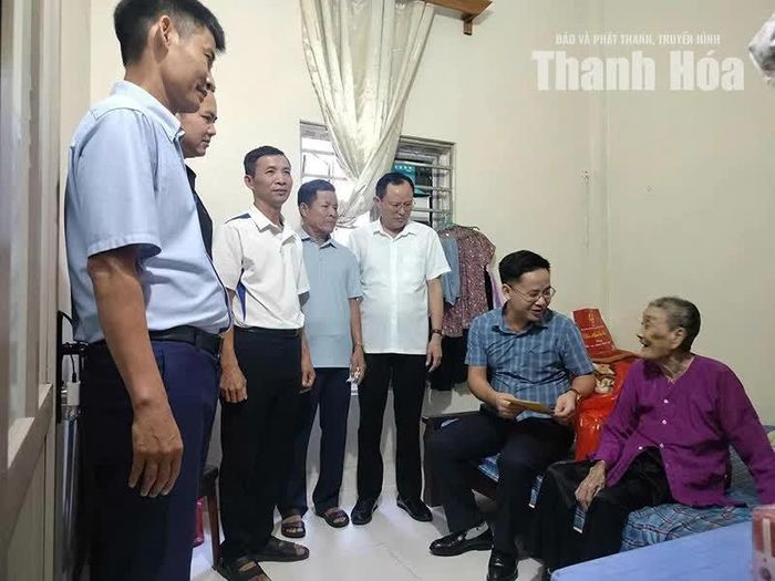 Lãnh đạo xã Quảng Chính thăm hỏi, tặng quà người cao tuổi.