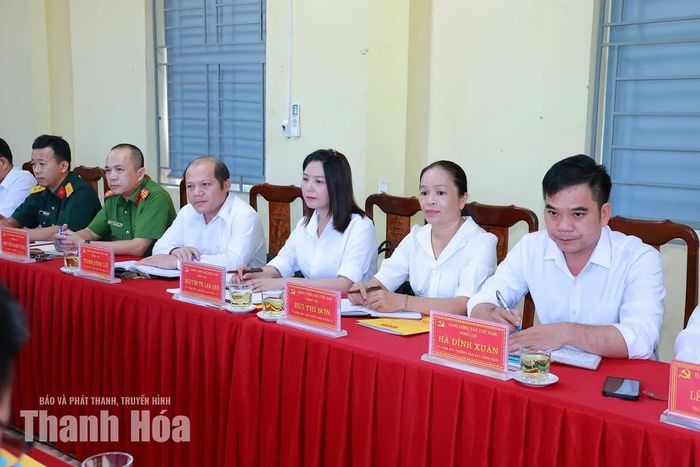 Các đại biểu dự buổi làm việc.