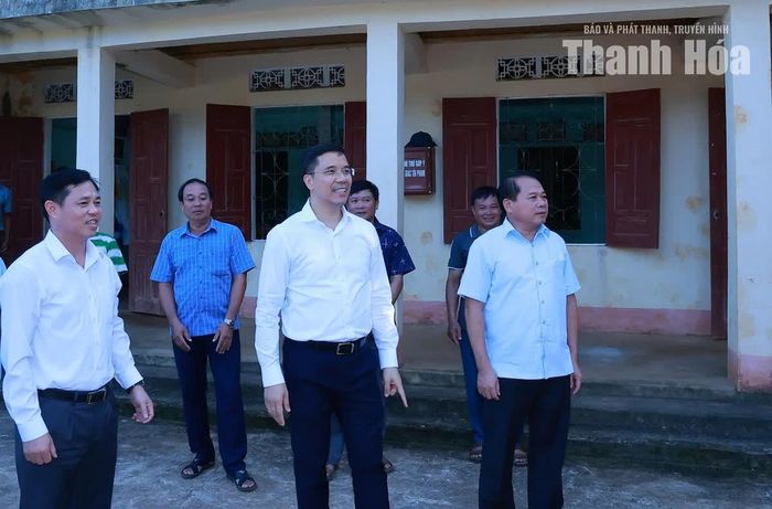 Phó Bí thư Thường trực Tỉnh ủy Nguyễn Hồng Phong kiểm tra công sở, trường học dôi dư sau sắp xếp trên địa bàn xã.