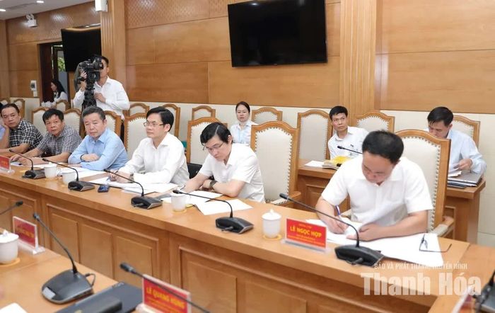 Các đại biểu dự buổi làm việc.