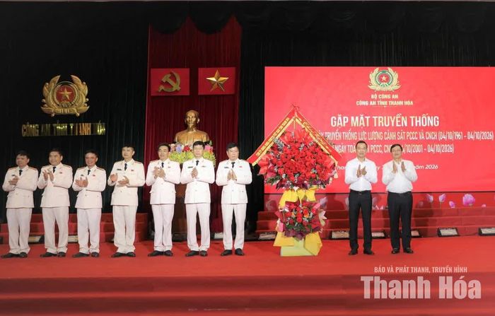 Chủ tịch UBND tỉnh Tô Anh Dũng và Phó Chủ tịch Thường trực UBND tỉnh Mai Xuân Liêm tặng hoa chúc mừng lực lượng Cảnh sát PCCC&CNCH tỉnh.