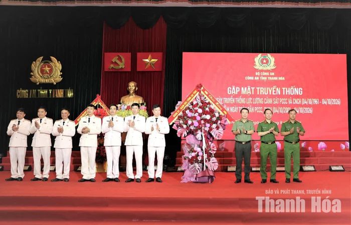 Ban Giám đốc Công an tỉnh tặng hoa chúc mừng lực lượng Cảnh sát PCCC&CNCH tỉnh.