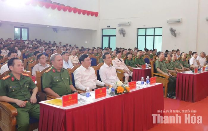 Chủ tịch UBND tỉnh Tô Anh Dũng cùng các đại biểu dự buổi gặp mặt.