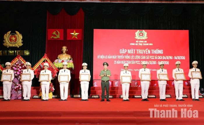 Giám đốc Công an tỉnh Hoàng Quốc Việt trao Giấy khen cho các tập thể, cá nhân.