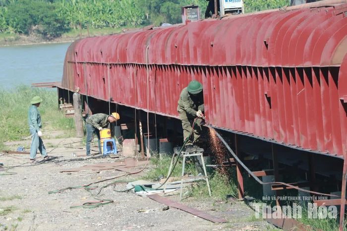 Công nhân Công ty CP Công nghiệp tàu thủy Hoàng Long lắp ráp tàu thủy có trọng tải lớn.