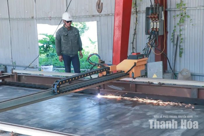Công nhân vận hành máy CNC gia công các chi tiết có độ chính xác cao.