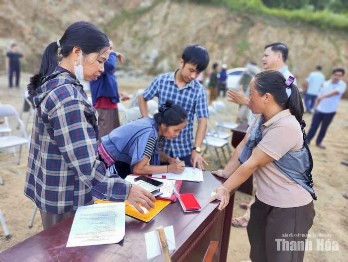 Các hộ dân ký nhận bốc thăm lô đất ở tại khu tái định cư tập trung thôn Na Khà, xã Mường Lát.