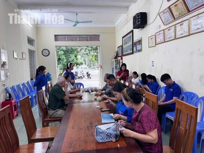 Đoàn viên thanh niên phường Hạc Thành hỗ trợ người dân trong cài đặt, sử dụng ứng dụng số.
