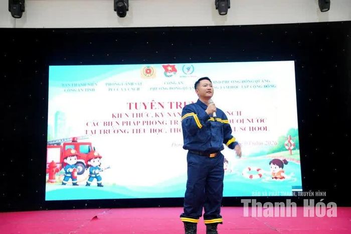 Đại úy Bùi Văn Khoa trong một hoạt động tuyên truyền thực tế.