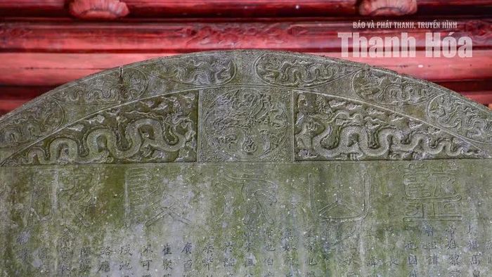 Bia Vĩnh Lăng gồm hai phần chính là trán bia và thân bia. Trán bia hình vòng cung, ở chính giữa trang trí một hình tròn lồng trong hình vuông, tượng trưng cho trời và đất. Bao quanh là những áng vân mây được cách điệu tinh tế. Chính giữa nổi bật hình rồng uốn khúc uyển chuyển, chầu vào hình mặt trời, tượng trưng cho thiên tử - “con trời”. Hình tượng này thể hiện quan niệm về sự giao hòa giữa âm và dương của trời đất, từ đó sinh ra rồng.
