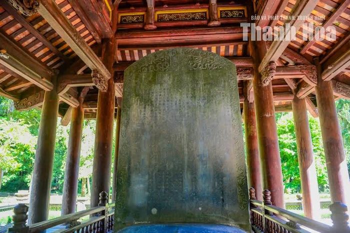 Văn bia do Vinh Lộc Đại phu, Nhập nội Hành khiển, Tri Tam quán sự thần Nguyễn Trãi soạn. Vũ Văn Phỉ, Quan Hàn Lâm viện Đãi chế thần, vâng mệnh viết chữ.