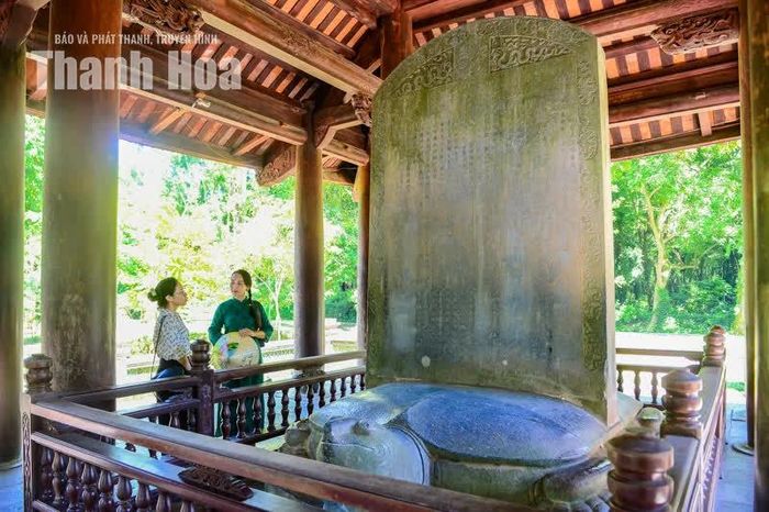 Bia có chiều cao 2,79m, rộng 1,94m, dày 0,27m. Cả bia và rùa có trọng lượng khoảng 18 tấn.