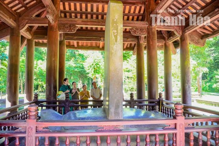 Trải qua thời gian, nhà che bia Vĩnh Lăng từng bị hủy hoại. Đến tháng 5/1960, công trình được Nhà nước tôn tạo lại với kiến trúc 2 tầng mái cong, lợp ngói mũi hài, phía dưới được đỡ bằng 16 cột, mỗi góc 4 cột theo lối kiến trúc thời Lê trung hưng. Nhà che bia được hoàn thiện vào tháng 2/1961.