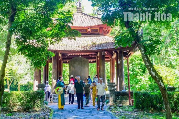 Tháng 12/2013, Bia Vĩnh Lăng được công nhận là Bảo vật quốc gia. Từ khối đá trầm tích hình thành cách đây hàng trăm triệu năm, qua bàn tay con người và những biến thiên của lịch sử, Bia Vĩnh Lăng đã trở thành một chứng nhân đặc biệt của thời gian. Trên đó không chỉ có câu chuyện về một vị vua, một cuộc kháng chiến hay một triều đại, mà còn có những giá trị được truyền lại qua nhiều thế hệ: tinh thần nhân nghĩa, sự khoan dung và khát vọng về cuộc sống thái bình của dân tộc Việt Nam.