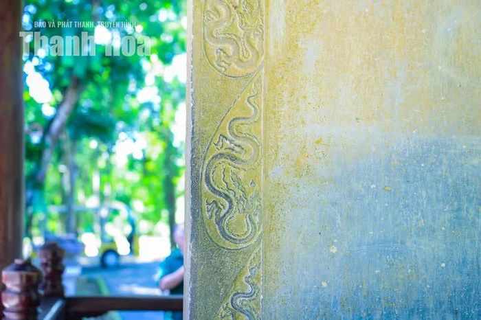 Đặc biệt, hai bên diềm bia, mỗi bên được trang trí 9 hình nửa lá đề chạy dọc từ trán bia xuống chân bia. Trong mỗi hình nửa lá đề lại có một hình rồng uốn khúc. Tổng cộng tạo thành 9 hình rồng, được gọi là “cửu long”.