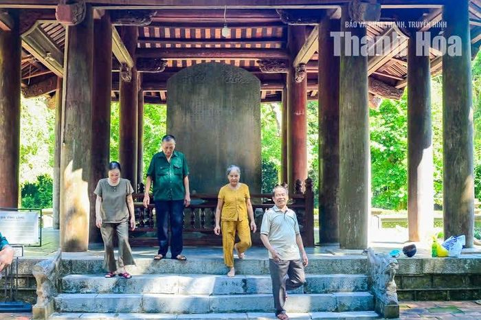 Chị Hoàng Thị Hiền, Hướng dẫn viên Khu di tích lịch sử Lam Kinh cho biết: “Bia Vĩnh Lăng là tài liệu quý để nghiên cứu lịch sử, đồng thời là nguồn tư liệu quan trọng phục vụ việc tìm hiểu nghệ thuật trang trí, điêu khắc thời Lê sơ. Những giá trị ấy khiến tấm bia không chỉ có ý nghĩa đối với không gian di tích Lam Kinh mà còn góp phần làm phong phú kho tàng di sản văn hóa của dân tộc”.