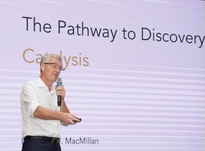 GS. David MacMillan, chủ nhân Giải Nobel Hóa học năm 2021, chia sẻ tại hội nghị. Ảnh ĐH Bách khoa Đà Nẵng