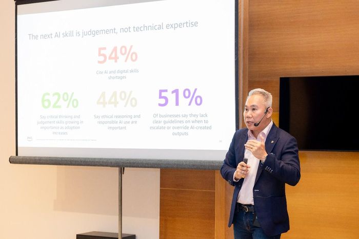 Ông Eric Yeo, Tổng giám đốc AWS Việt Nam chia sẻ những phát hiện quan trọng từ báo cáo “khai phá tiềm năng trí tuệ nhân tạo (AI) của Việt Nam năm 2026”.