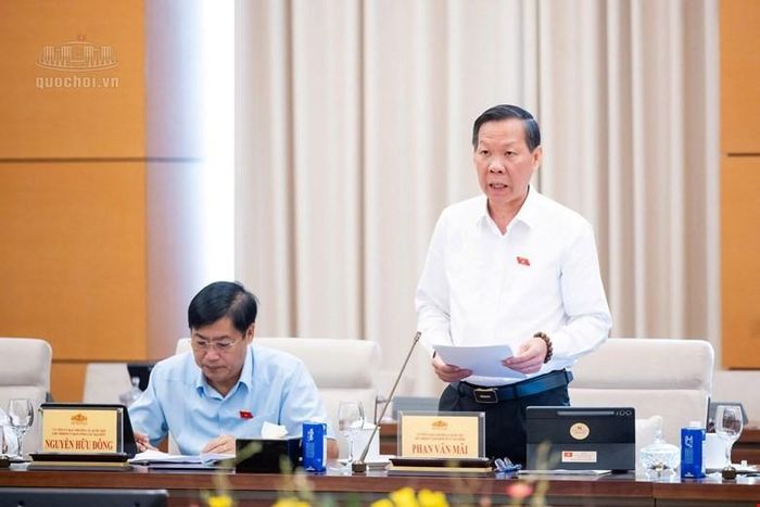 Chủ nhiệm Ủy ban Kinh tế và Tài chính Phan Văn Mãi trình bày báo cáo thẩm tra sơ bộ dự án Luật sửa đổi, bổ sung một số điều của Luật Đầu tư. Ảnh: Cổng thông tin điện tử Quốc hội.