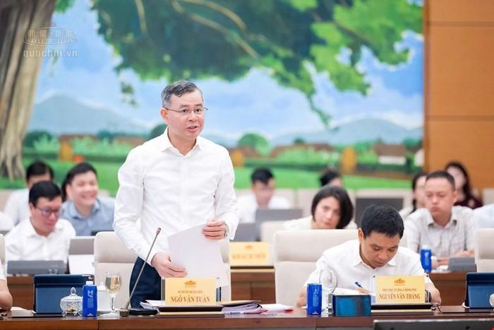 Bộ trưởng Bộ Tài chính Ngô Văn Tuấn trình bày nội dung cơ bản của dự án Luật sửa đổi, bổ sung một số điều của Luật Đầu tư. Ảnh: Cổng thông tin điện tử Quốc hội.