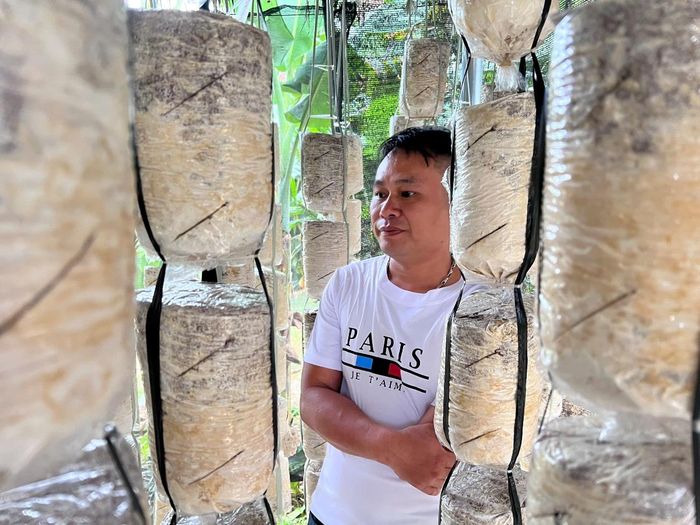 Anh Đặng Văn Quang, thôn Lịch, xã Hương Cần cho biết: Việc trồng nấm đã tạo thêm nguồn thu ổn định cho gia đình anh cũng như các hộ dân trong vùng. Ảnh: Huỳnh Dũng