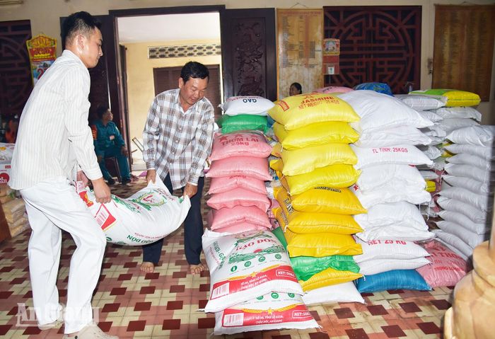 Người dân góp nhu yếu phẩm góp phần chuẩn bị nguồn thực phẩm phục vụ các bếp ăn trong những ngày diễn ra lễ hội.