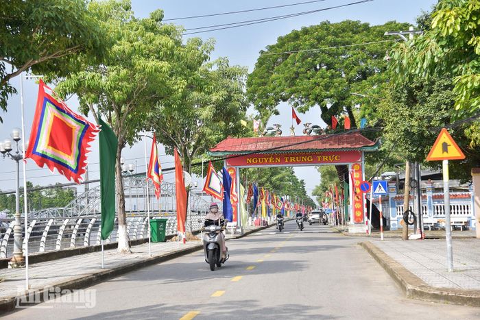 Đường Nguyễn Công Trứ, phường Rạch Giá dẫn vào Di tích lịch sử - văn hóa mộ và đình Nguyễn Trung Trực được trang hoàng cờ, phướn, tạo không khí rộn ràng trước ngày lễ hội truyền thống Anh hùng dân tộc Nguyễn Trung Trực.