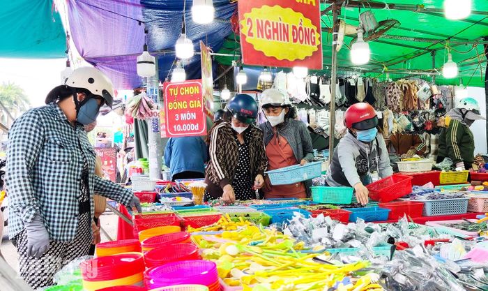 Người dân tham quan, mua sắm tại các gian hàng đồng giá.