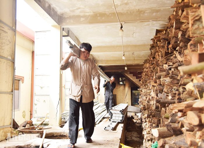 Anh Nguyễn Văn Kiệt (phía trước) cùng các thành viên trại cơm chuẩn bị dựng trại, sẵn sàng phục vụ người dân và du khách về dự lễ hội.