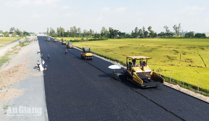 Thảm nhựa mặt đường gói thầu 44, dự án đầu tư xây dựng đường bộ cao tốc Châu Đốc - Cần Thơ - Sóc Trăng đoạn qua địa bàn xã Vĩnh Hanh. Ảnh: LÊ TRUNG HIẾU